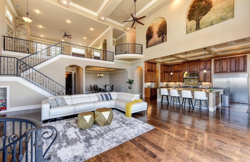 Folsom Villa | Luxurious Villa at the Hill - Stunning City Skylights