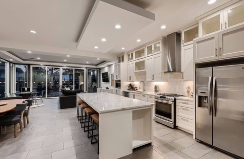 Galindo House | Luxurious Villa in the heart of Austin 5 minutes to Downtown and SoCo + Hot Tub