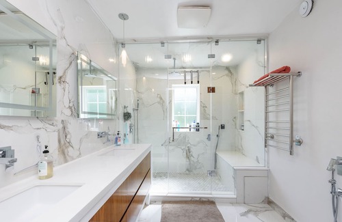 Clarkson-Lorne Park Villa | Luxurious Villa w/hot tub, fire pit, sauna and more!