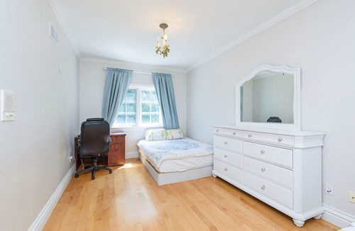 Clarkson-Lorne Park Villa | Luxurious Villa w/hot tub, fire pit, sauna and more!