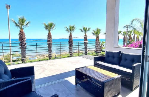 Donnalucata Villa | LUXURIOUS VILLA WITH POOL FACING THE SEA