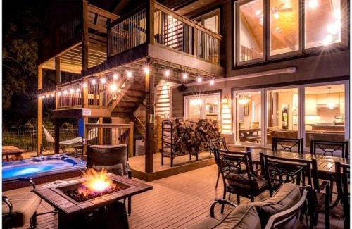 Miller Beach Villa | Luxurious Villa with Hot-tub, Fire Pit and Games in Gary, Indiana