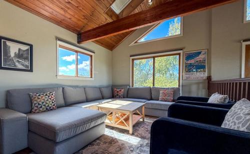 Miller Beach Villa | Luxurious Villa with Hot-tub, Fire Pit and Games in Gary, Indiana