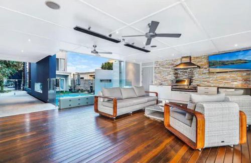 Pelican Waters House | Luxurious Waterfront 5Brm Canal Home Caloundra