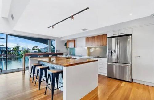 Pelican Waters House | Luxurious Waterfront 5Brm Canal Home Caloundra