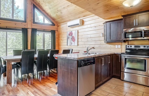 Cheneville Cabin | Luxurious Waterfront Retreat