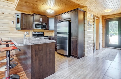 Cheneville Cabin | Luxurious Waterfront Retreat