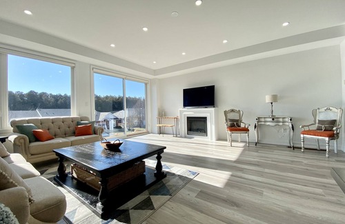 Whitby Apartment | Luxurious Waterfront Residence