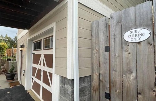 Historic Railroad District Apartment | Luxuriously comfortable & peaceful getaway downtown Ashland, with views.