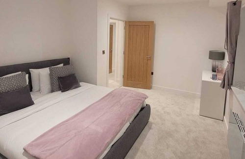 Wainscot Apartment | Luxury 1 Bed Flat In The Heart Of Rochester