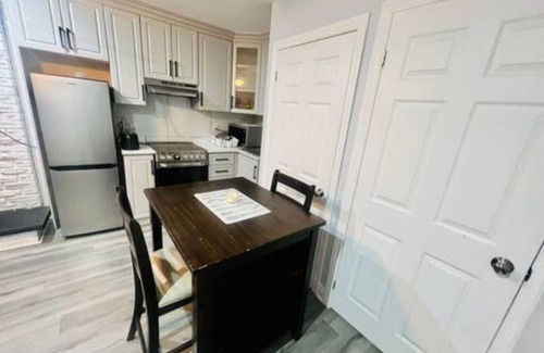 Brampton West House | Luxury 1 Bedroom Basement Apartment with Fireplace & Free Parking minutes to YYZ