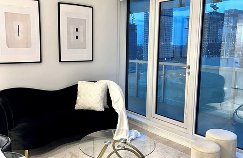 Downtown Toronto Apartment | Luxury 1 bedroom plus den in the heart of downtown Toronto