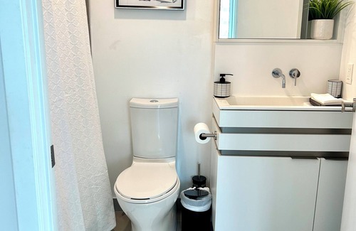 Downtown Toronto Apartment | Luxury 1 bedroom plus den in the heart of downtown Toronto