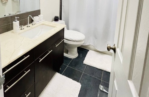 Downtown Apartment | Luxury 1-Bedroom with Rooftop Pool,Gym Facility