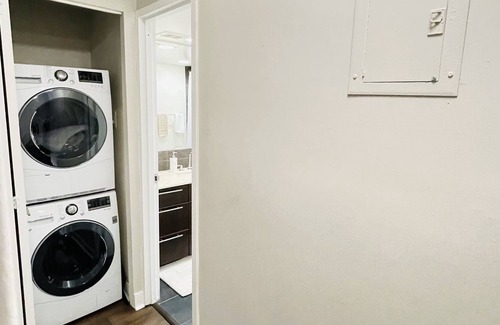 Downtown Apartment | Luxury 1-Bedroom with Rooftop Pool,Gym Facility