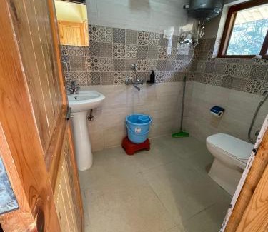 Naggar Apartment | Luxury 1 BHK Apartment for Rent in Naggar,Manali with Modern Kitchen, Wooden Interior, and Spacious Bathroom
