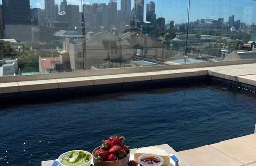 Darlinghurst Apartment | Luxury 1 BR Sky Pad with Views, Gym & Sauna