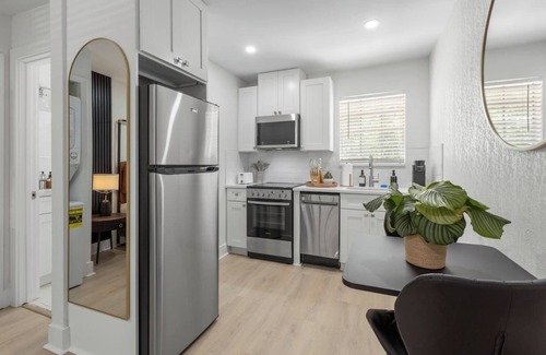 SoHo Apartment | Luxury 1B with prime location, FREE parking & crib