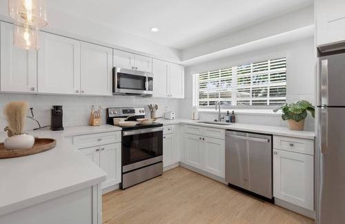 SoHo Apartment | Luxury 1B with prime location, FREE parking & crib