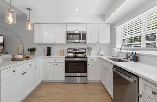 SoHo Apartment | Luxury 1B with prime location, FREE parking & crib