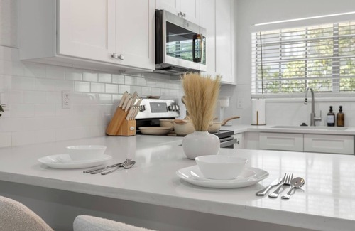 SoHo Apartment | Luxury 1B with prime location, FREE parking & crib