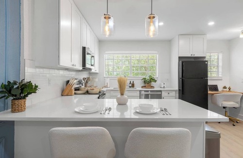 SoHo Apartment | Luxury 1B with prime location, FREE parking & crib