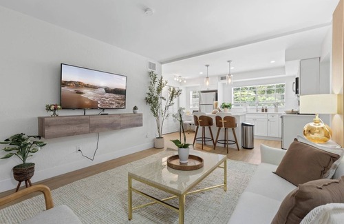 SoHo Apartment | Luxury 1B with prime location, FREE parking & crib