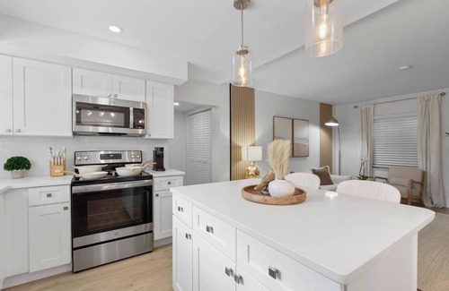 SoHo Apartment | Luxury 1B with prime location, FREE parking & crib