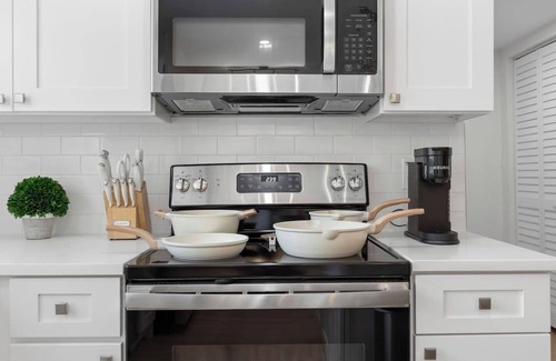 SoHo Apartment | Luxury 1B with prime location, FREE parking & crib