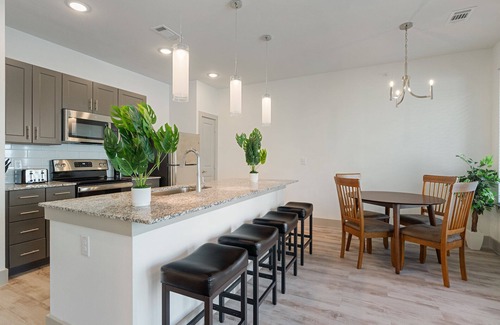 Stony Ridge North Apartment | Luxury 1BD/1BA Next to Airport 8688