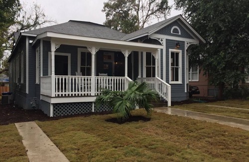 Midtown House | 💋Luxury 1BR/1BA Suite Steps to St Marys St; walk to Pearl; Romantic Getaway
