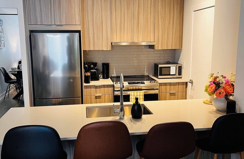 Downtown Mississauga Condo | Luxury 1BR Condo | Sophisticated & Stylish Stay by Square One