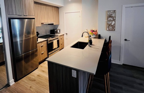 Downtown Mississauga Condo | Luxury 1BR Condo | Sophisticated & Stylish Stay by Square One