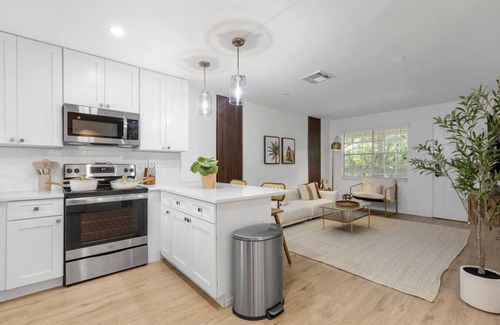 Tampa Apartment | Luxury 1BR in amazing Location FREE parking &crib