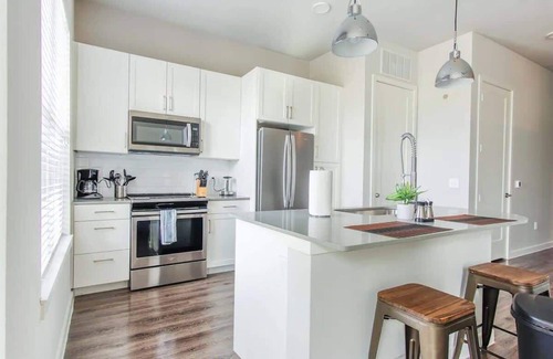 Allen Apartment | Luxury 1BR King Suite Pool + Gym + Parking - B