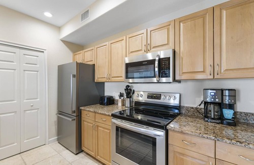 Biggar Condo | Luxury 1st floor condo w/Fountain view - centrally located to airport and beach