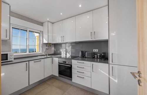Albufeira Apartment | Luxury 2 bedrooms Apartment with frontline Sea Views Close to Beaches