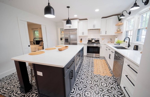 Clarksville Cottage | Luxury 2 bd lakefront Modern porch fire pit fisherman boat dock walk to downtown