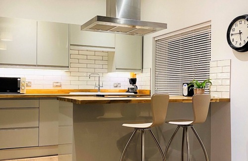 Norwich Apartment | Luxury 2 bed Apartment-Golden Triangle w/Parking