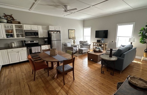 Northport Apartment | Luxury 2 bed apt in Northport! Walk to everything (next door to Piper apt)
