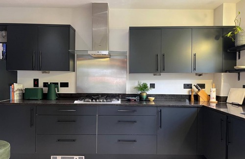 Beaconsfield Apartment | Luxury 2-Bed Gated Apartment in Beaconsfield with Parking & Premium Features
