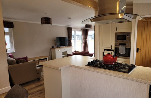 Arnold Cabin | Luxury 2-bed Lodge in Routh, Sleeps 4 With Hot Tub