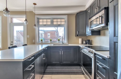 Cote-Des-Neiges—Notre-Dame-De-Grace Apartment | Luxury 2 bedroom, 2 bath condo , 2 balconies, hi speed WIFI with FREE parking