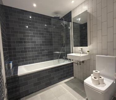 Docklands Apartment | Luxury 2 Bedroom 2 Bathroom Apartment by ExCeL & The 02, London