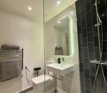 Docklands Apartment | Luxury 2 Bedroom 2 Bathroom Apartment by ExCeL & The 02, London