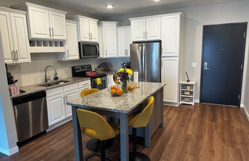 Maple Grove Apartment | Luxury 2 bedroom apartment In the heart of Maple Grove MN
