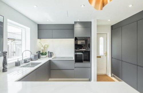 Cambridge House | Luxury 2 Bedroom Apartment with AC and Parking