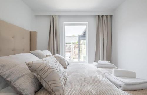 Cambridge House | Luxury 2 Bedroom Apartment with AC and Parking
