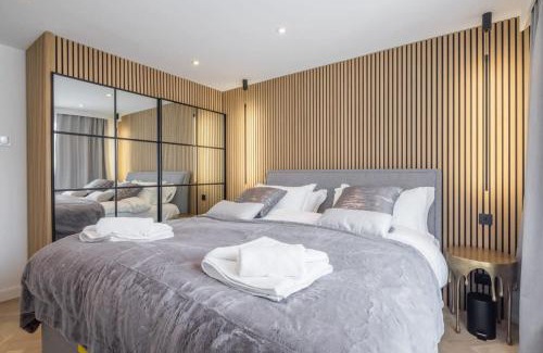 Cambridge House | Luxury 2 Bedroom Apartment with AC and Parking