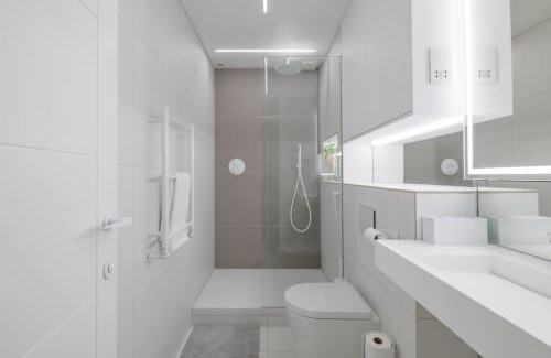Cambridge House | Luxury 2 Bedroom Apartment with AC and Parking